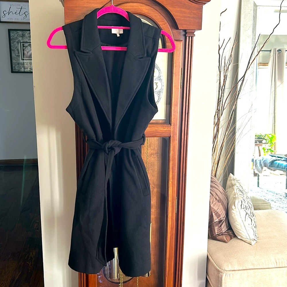 Sleeveless black vest jacket